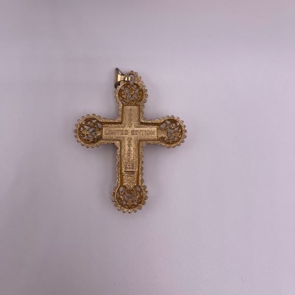 Sarah Coventry Detailed Gold-Tone Pendant - Picture 2 of 2